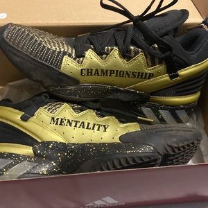 I’m selling women’s basketball shoes